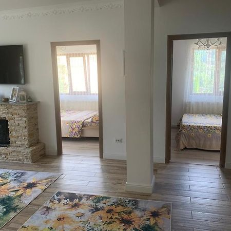B House Буштені Екстер'єр фото