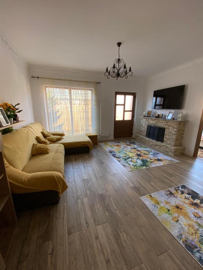 B House Буштені Екстер'єр фото