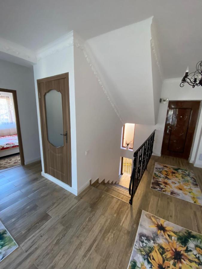 B House Буштені Екстер'єр фото