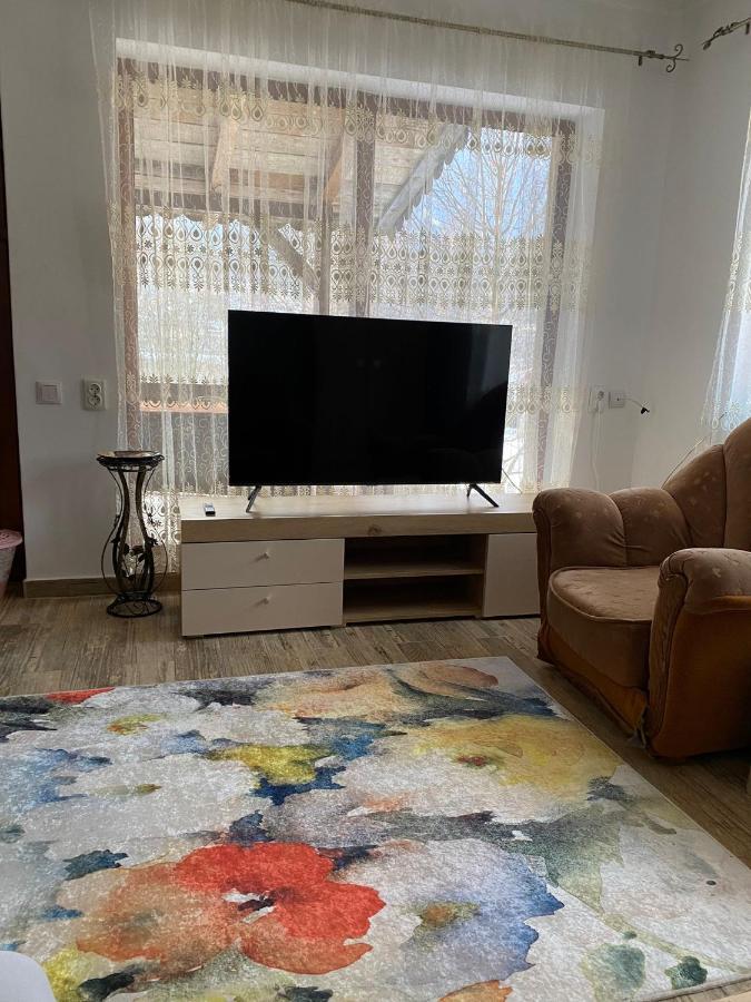 B House Буштені Екстер'єр фото