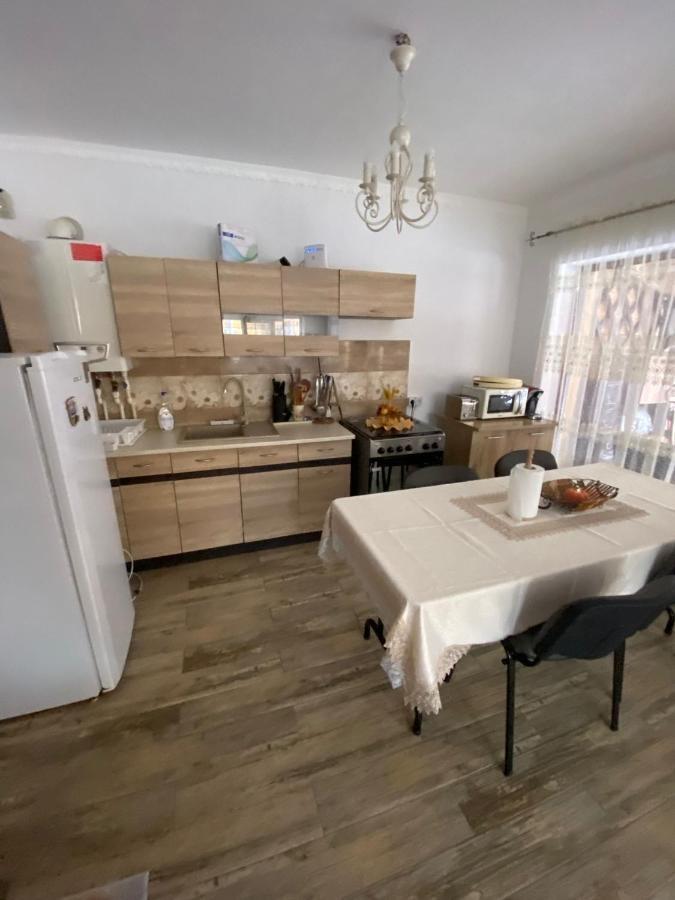 B House Буштені Екстер'єр фото