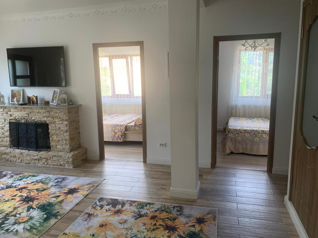 B House Буштені Екстер'єр фото