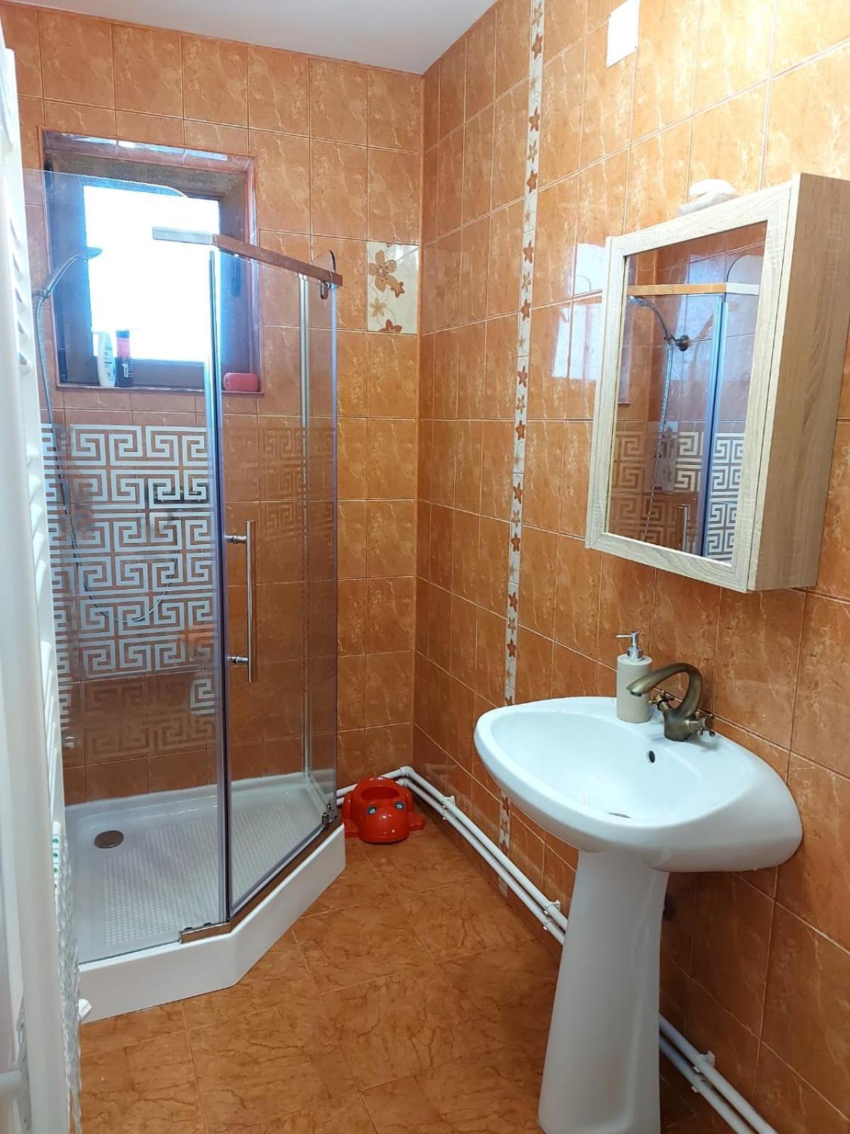 B House Буштені Екстер'єр фото
