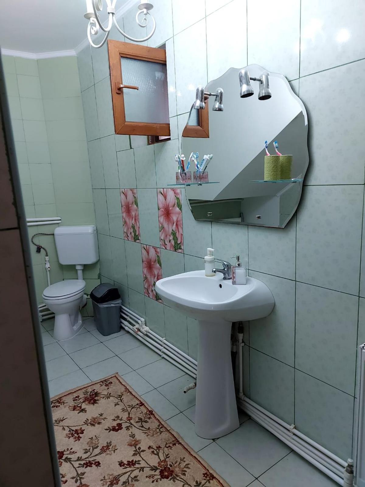 B House Буштені Екстер'єр фото